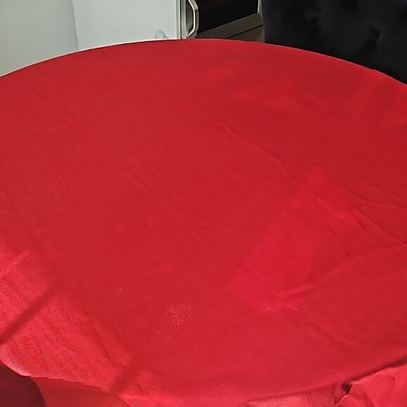 Tablecloth Sitting For 4, Round 70" Cherry Red - Picture 12 of 15
